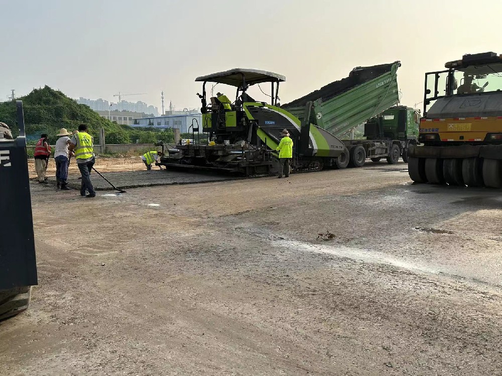 郑州市政道路混凝土路面摊铺机应用注意事项